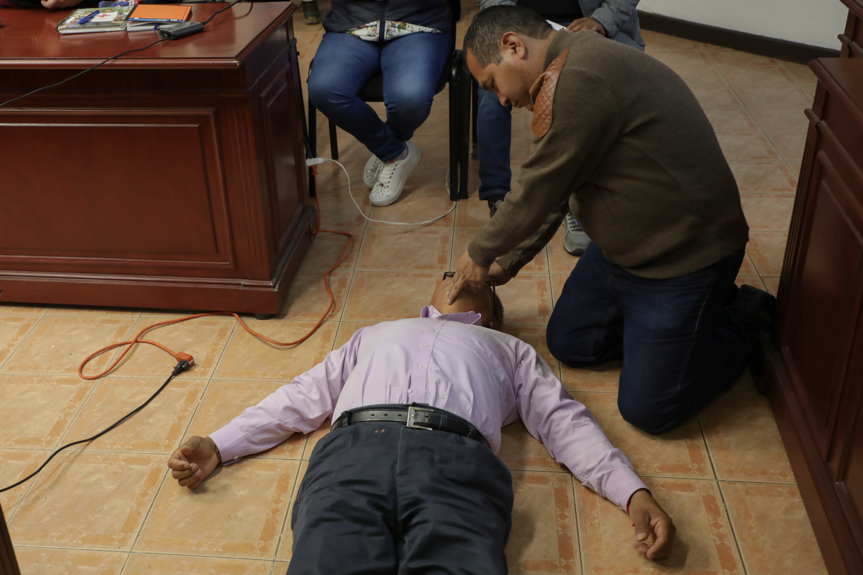 Capacitan en primeros auxilios  a personal municipal