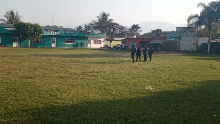 Pierde la vida al ser atacado a balazos en riña en partido de futbol