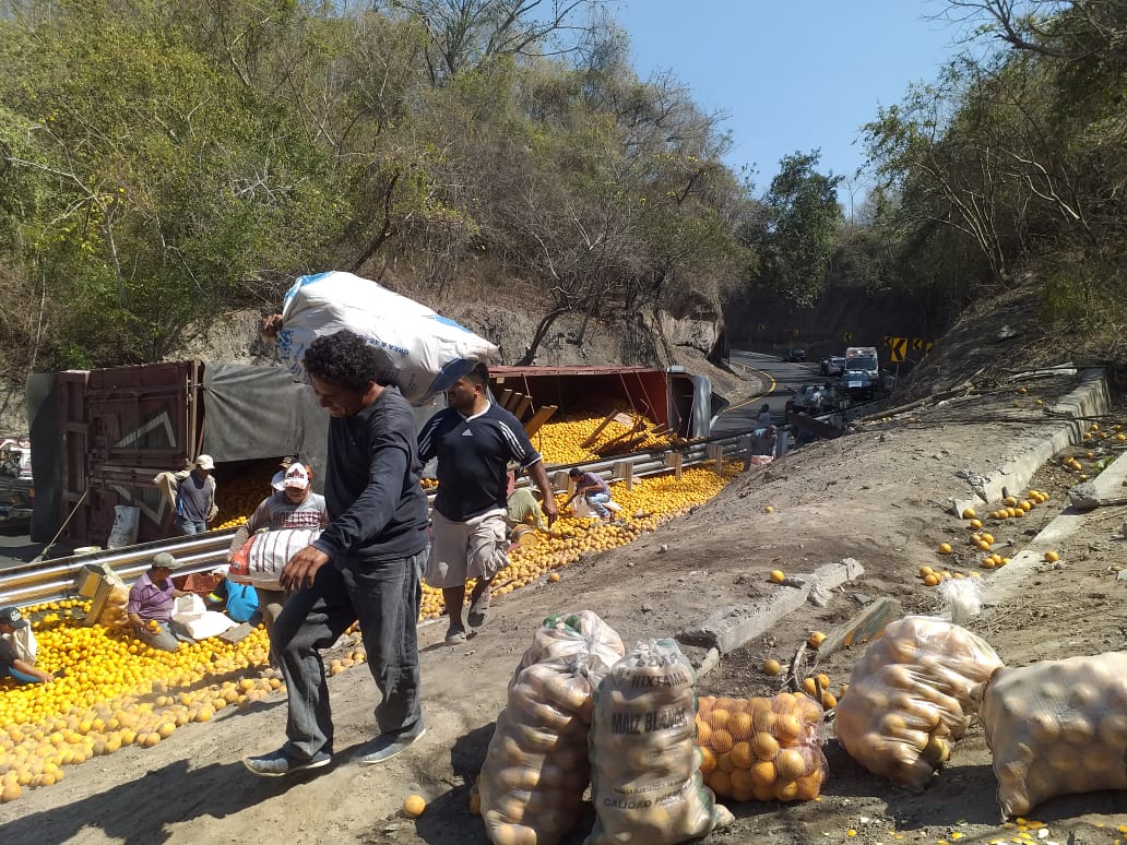 Vuelca camioneta con naranjas  en La Tinaja, vecinos llegan a la rapiña