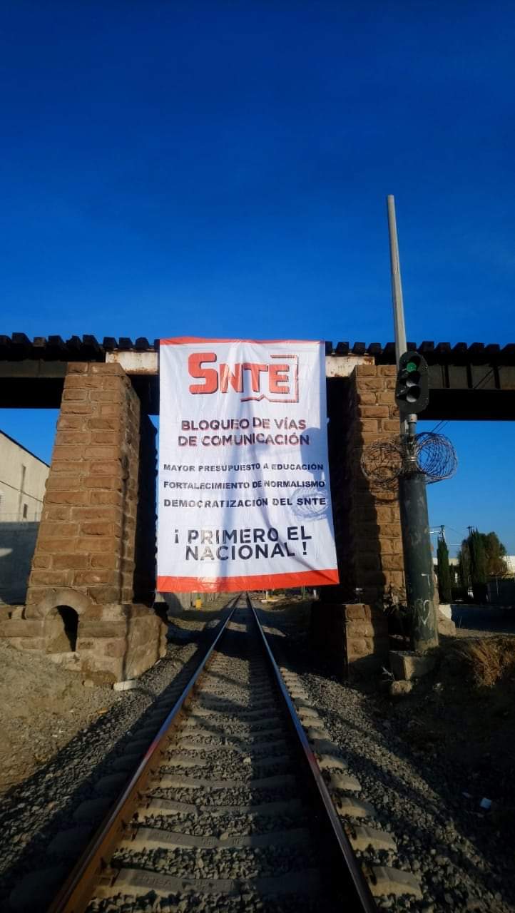 Movimiento magisterial bloquea vías del tren en Cardel y Fortín de las Flores