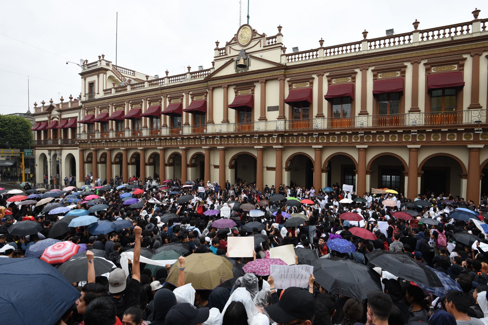 Mi familia espera un título, no un cádaver,  gritan universitarios en Xalapa