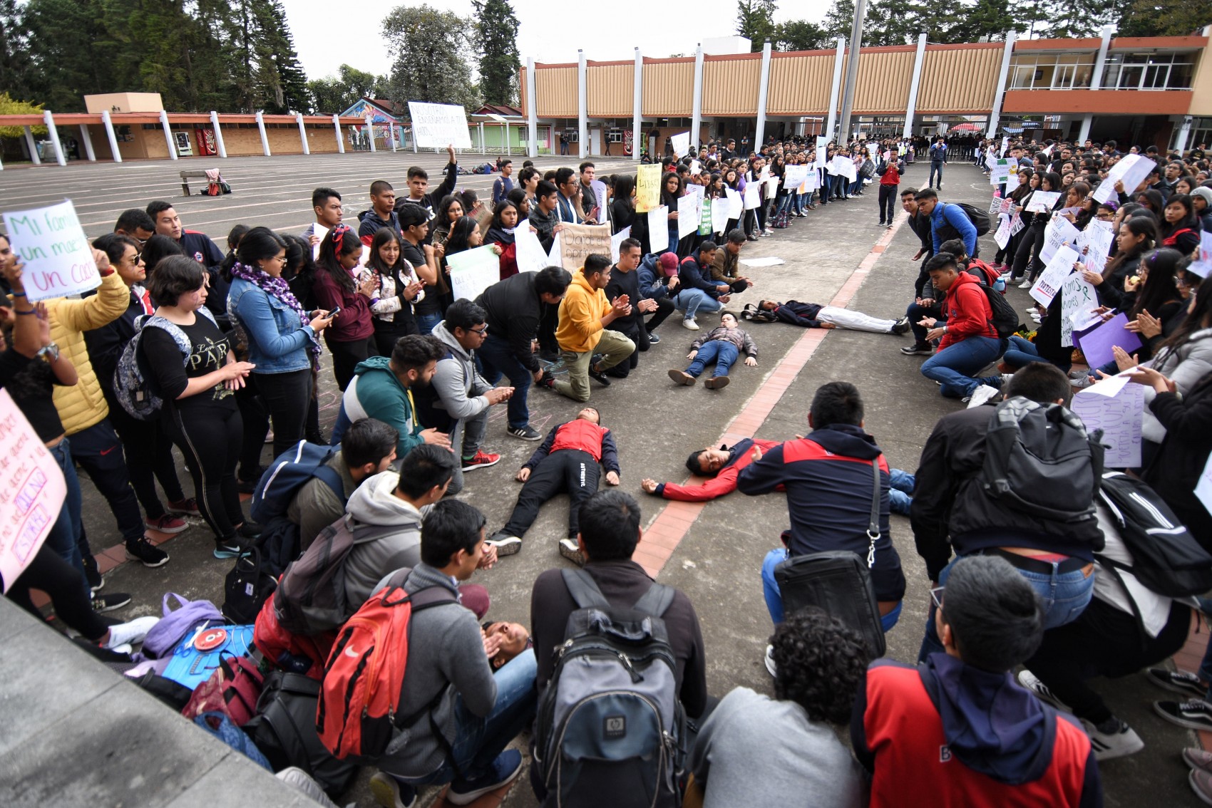 Estudiantes de la Normal Veracruzana hacen paro de brazos caídos, denuncian acoso