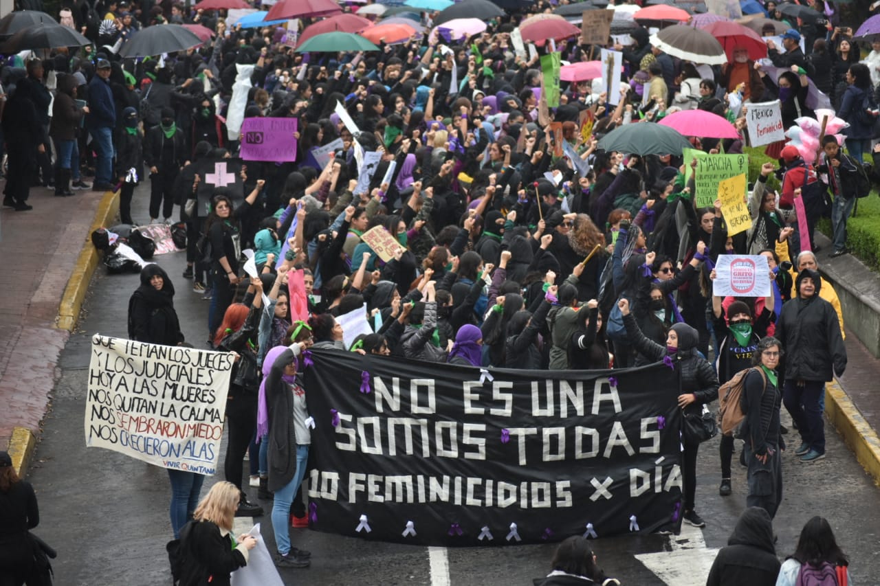 Justicia exigen miles de mujeres al salir a las calles de Xalapa