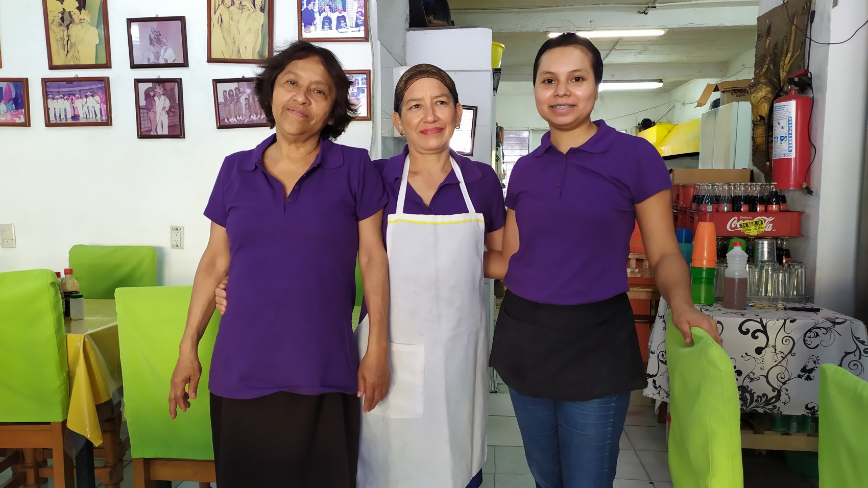 Mujeres acuden a su trabajo, pero se solidarizan con el #UnDíaSinNosotras