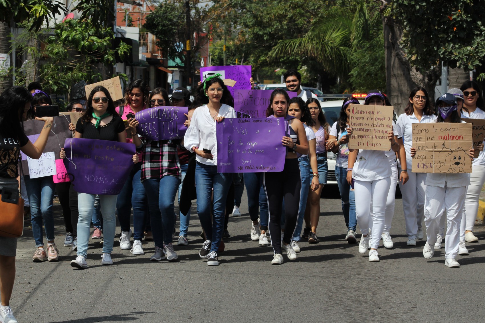 Universitarios marchan en Boca del Río contra la violencia hacia la mujer