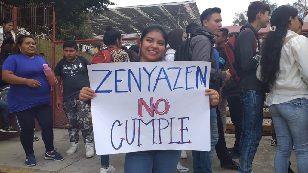Federación de estudiantes se manifiesta en  SEV, exigen recursos para telesecundarias