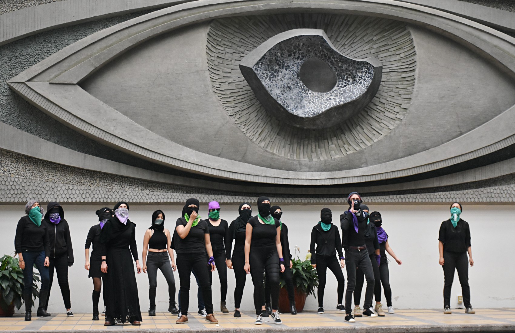 Estudiantes de la UV hacen performance : Un violador en tu camino