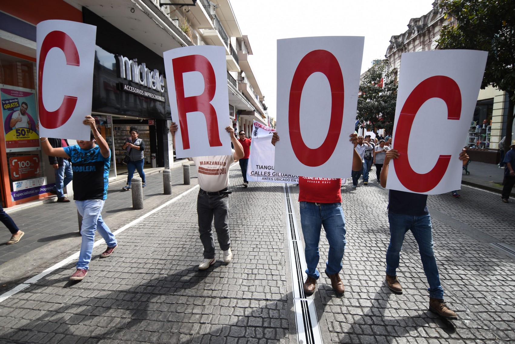 Vendedores informales de la CROC cierran avenida Enríquez