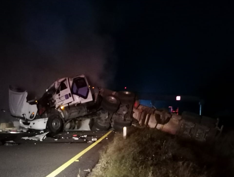 Fuga de ácido clorhídrico al volcar tráiler cerca de Tierra Blanca