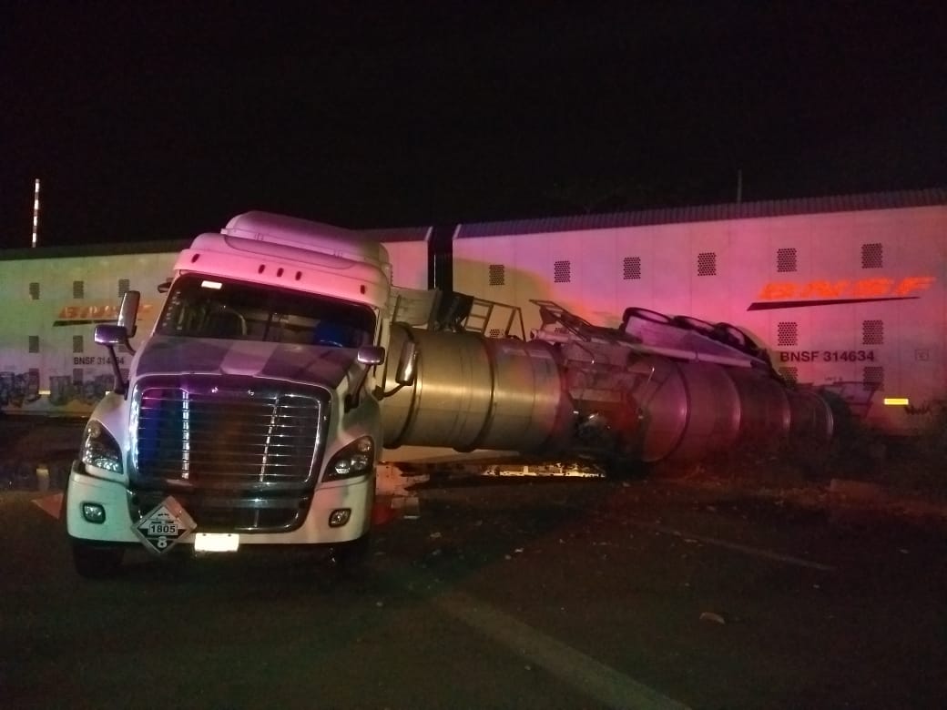 Tren se lleva un tráiler en Tejería