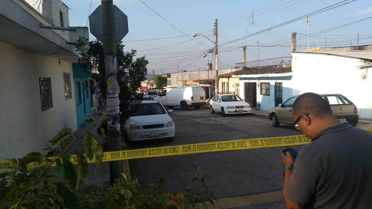 Muere de aparente paro cardiaco en el interior de su vehículo
