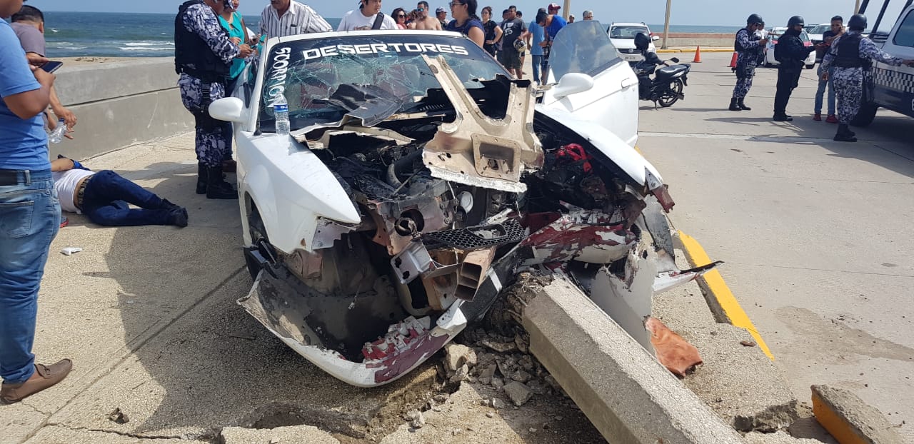 Estrella su Mustang contra  poste de concreto, tres lesionados
