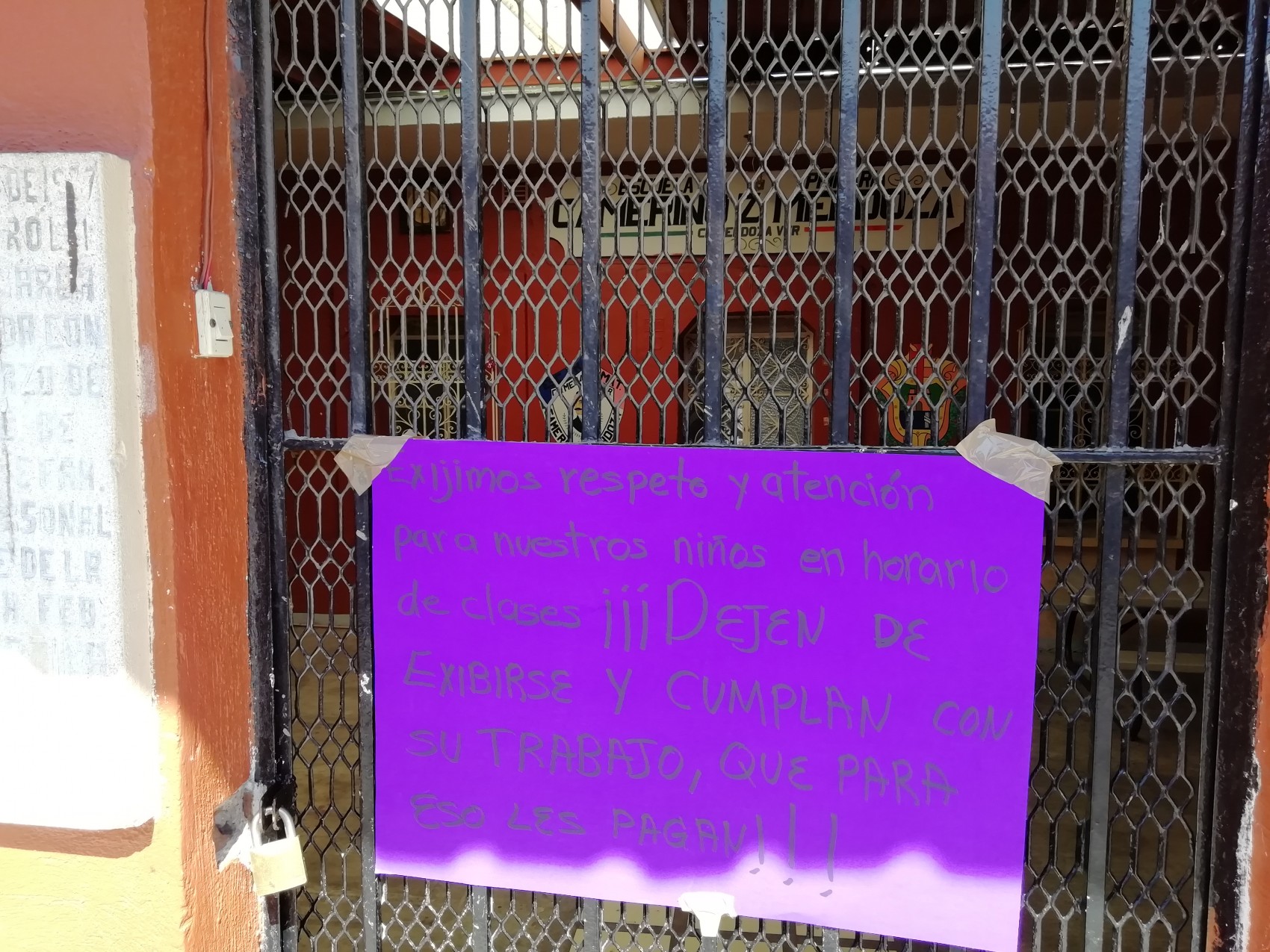 Con apoyo de la policía, directora impide toma de plantel escolar en Mendoza