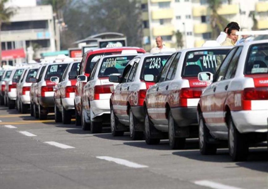 Taxistas emprenderían cacería de unidades de Uber en Veracruz puerto