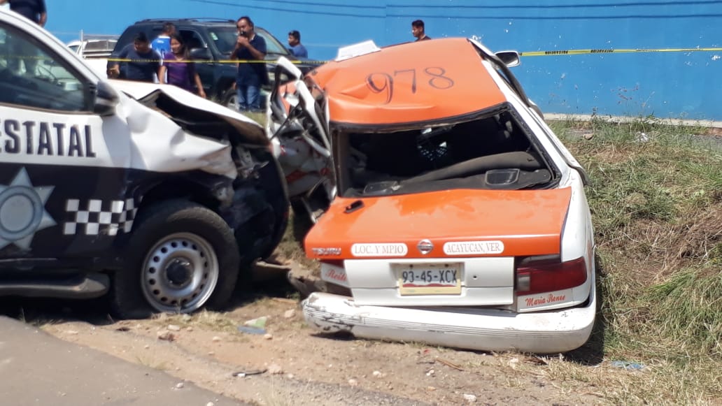 Cinco heridos al impactarse  patrulla contra taxi en Acayucan