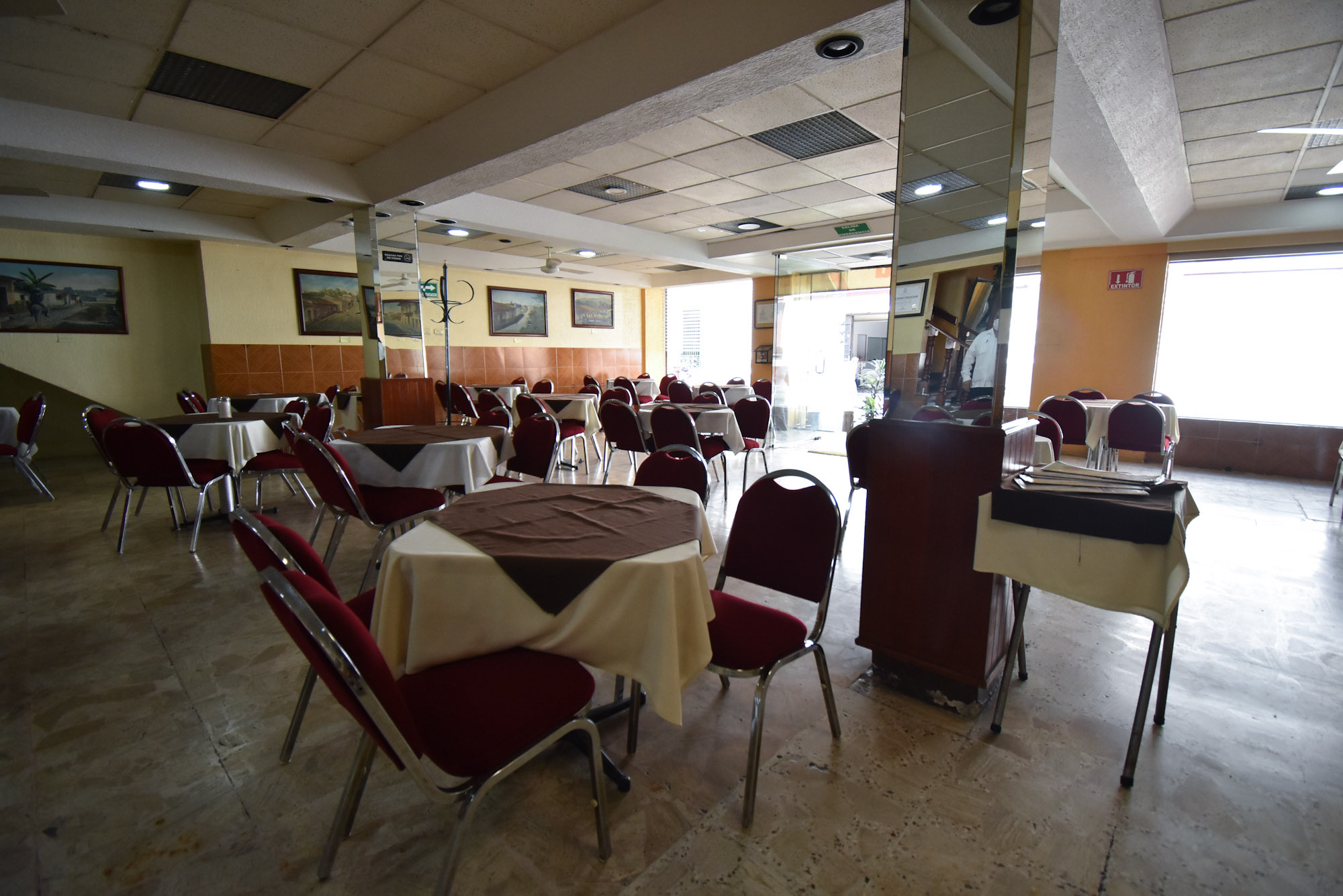 Meseros despedidos deben denunciar ante autoridades abuso: Sindicato