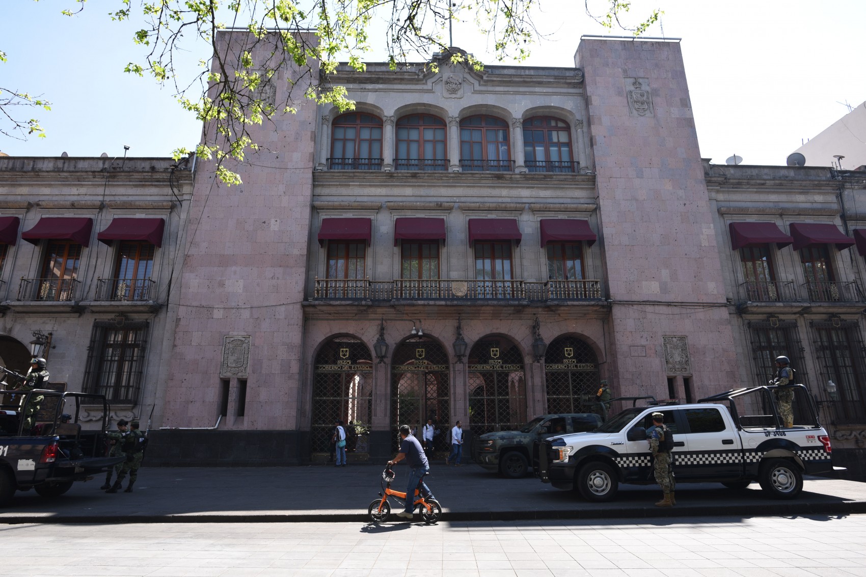 Gobierno reduce su operación al 40% por Covid-19; paran 14 mil empleados