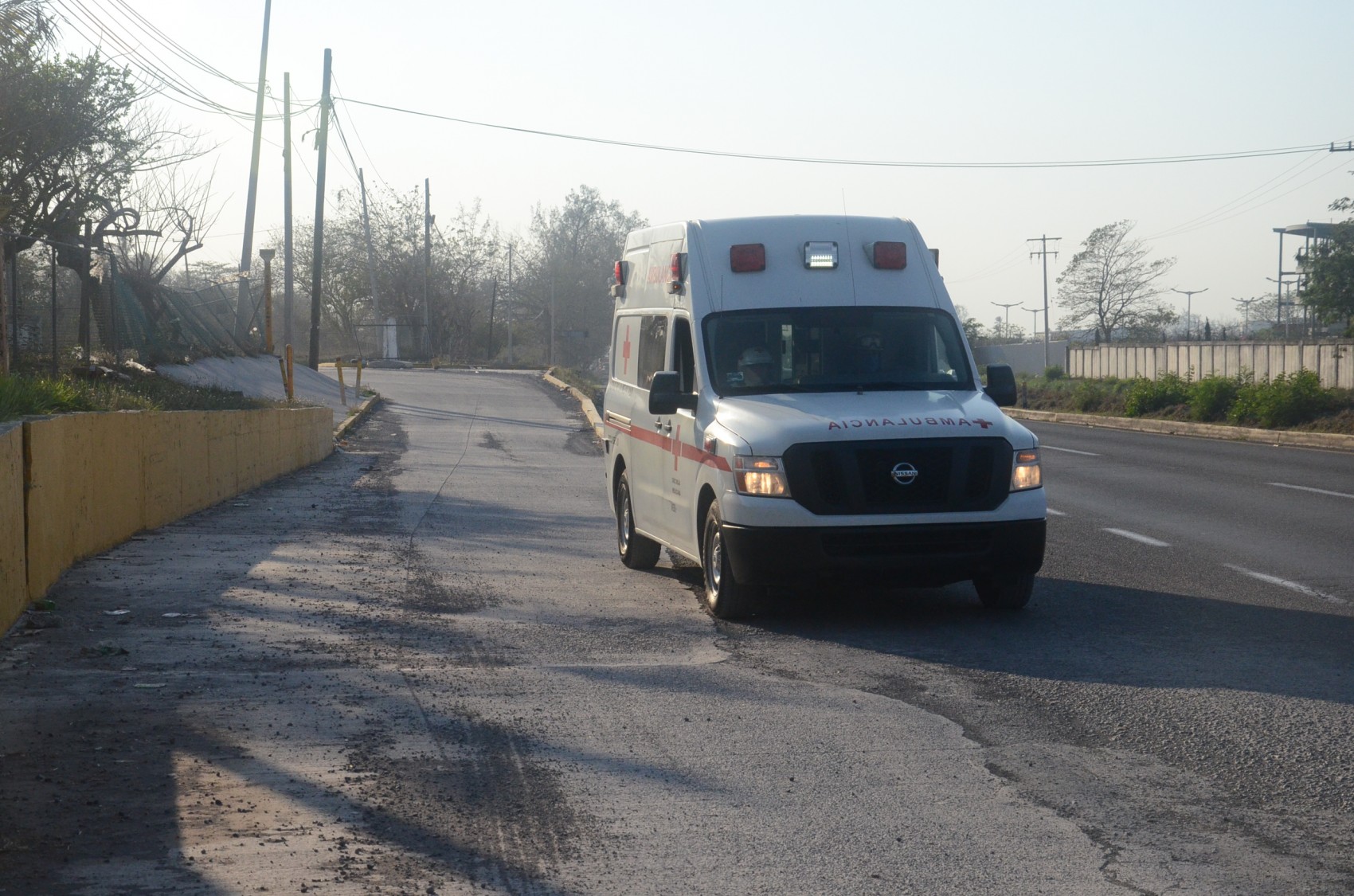 Obrero muere bajo un tractocamión en un parque industrial de Veracruz