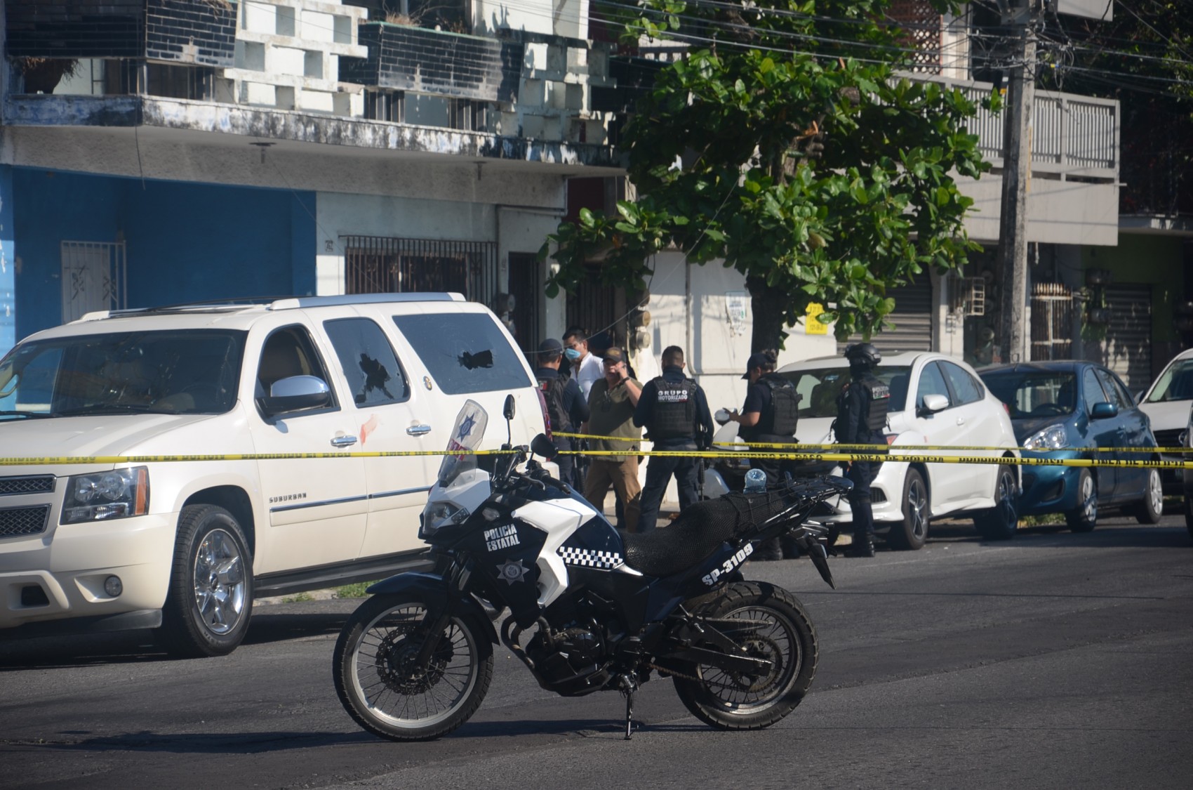 Delincuentes balean a escolta para robarlo, dos heridos