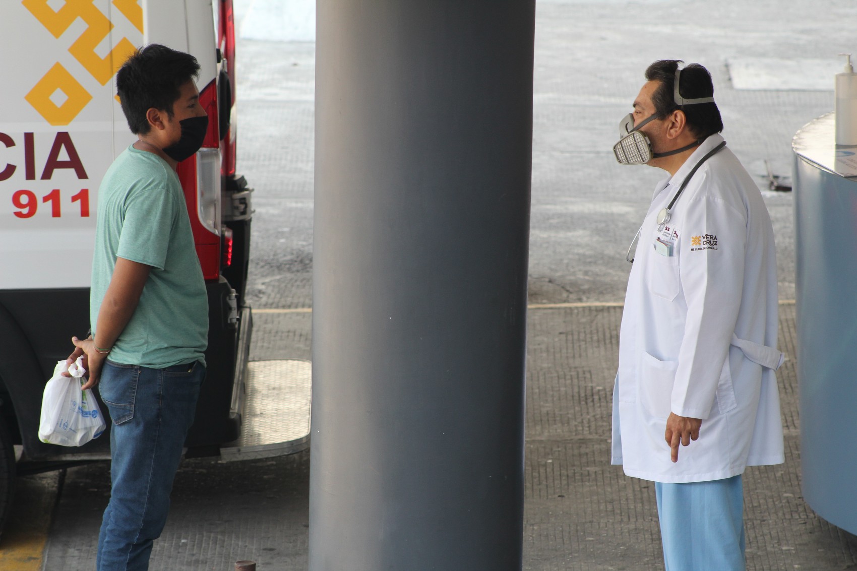 Trabajadores de salud compran su equipo de protección para atender Covid-19, ante las carencias