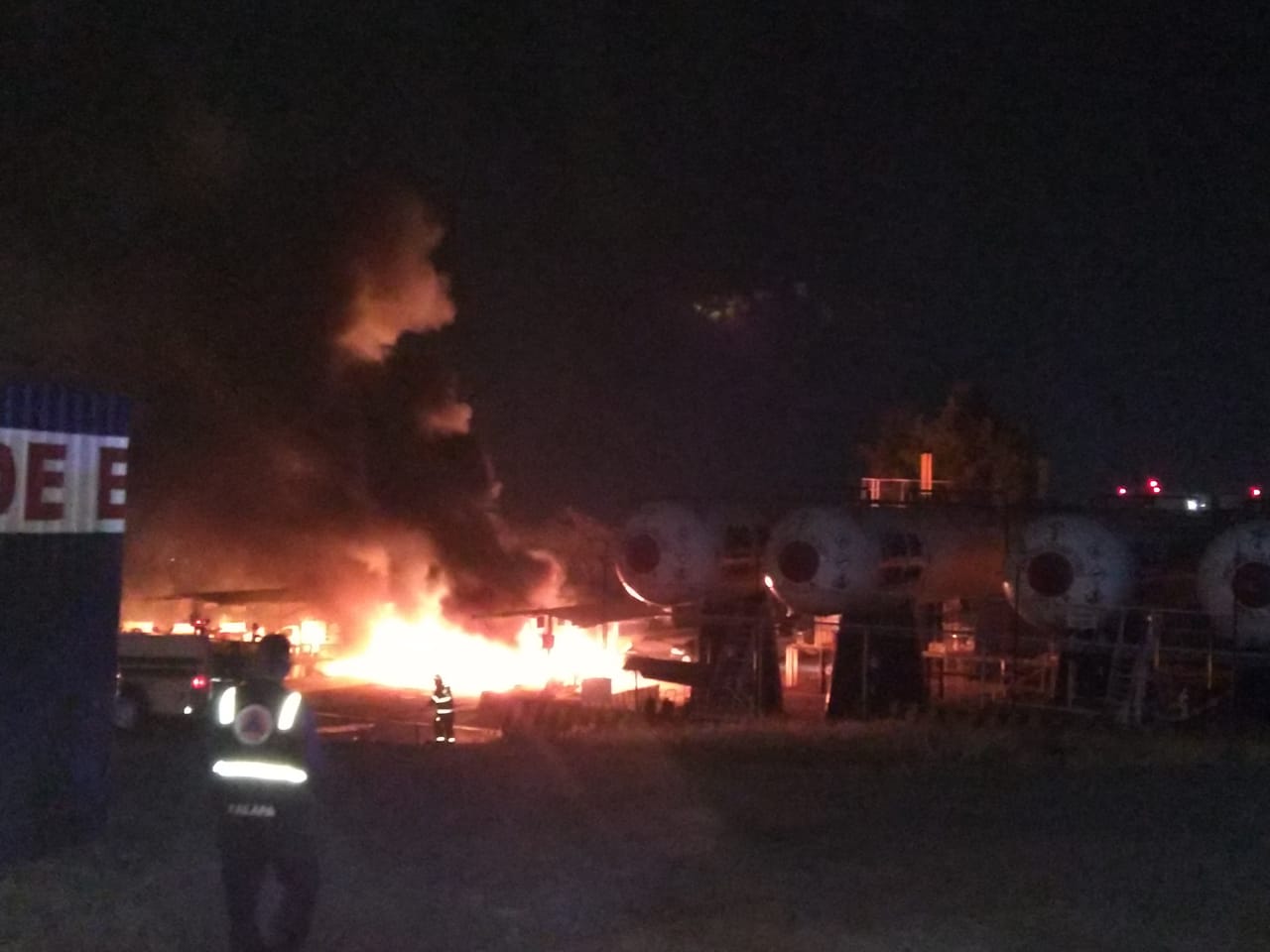 Se incendian 2 autotanques en instalaciones de gasera en Xalapa