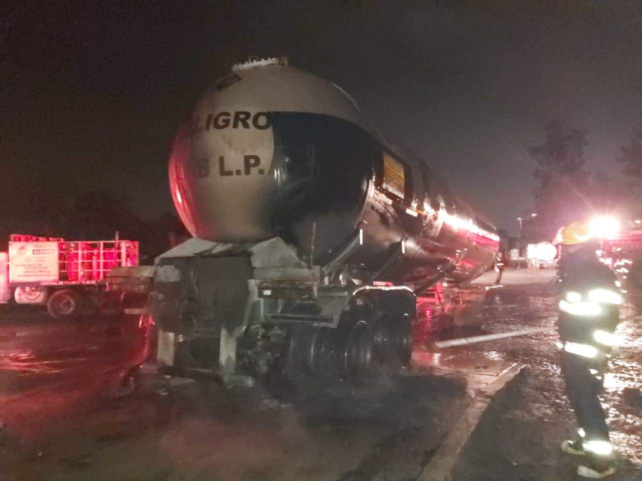 Clausuran área de recargas de Gas de  Xalapa, tras incendio esta madrugada