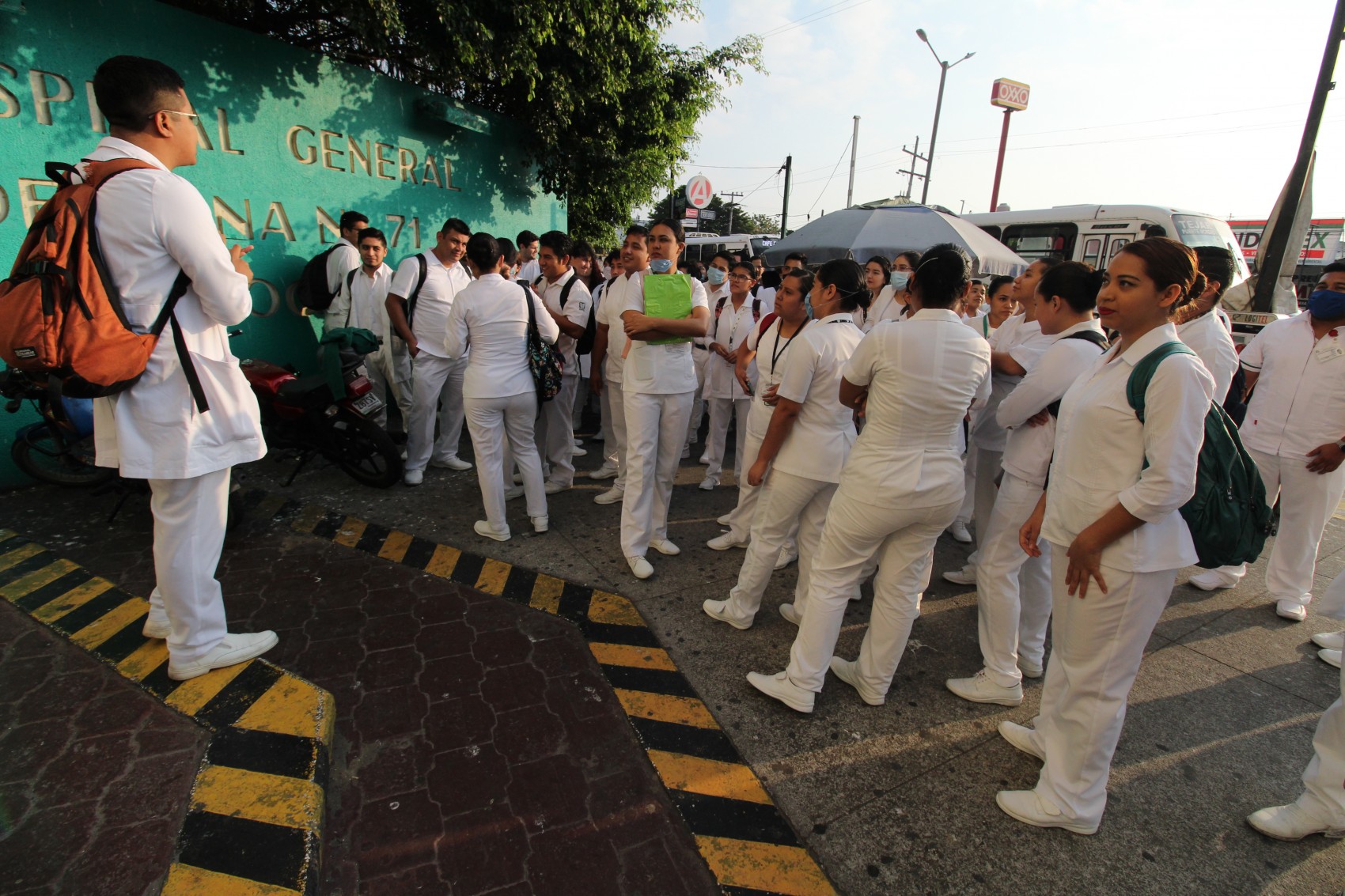 Paran labores médicos y pasantes  de Clínica 71 del IMSS en Veracruz