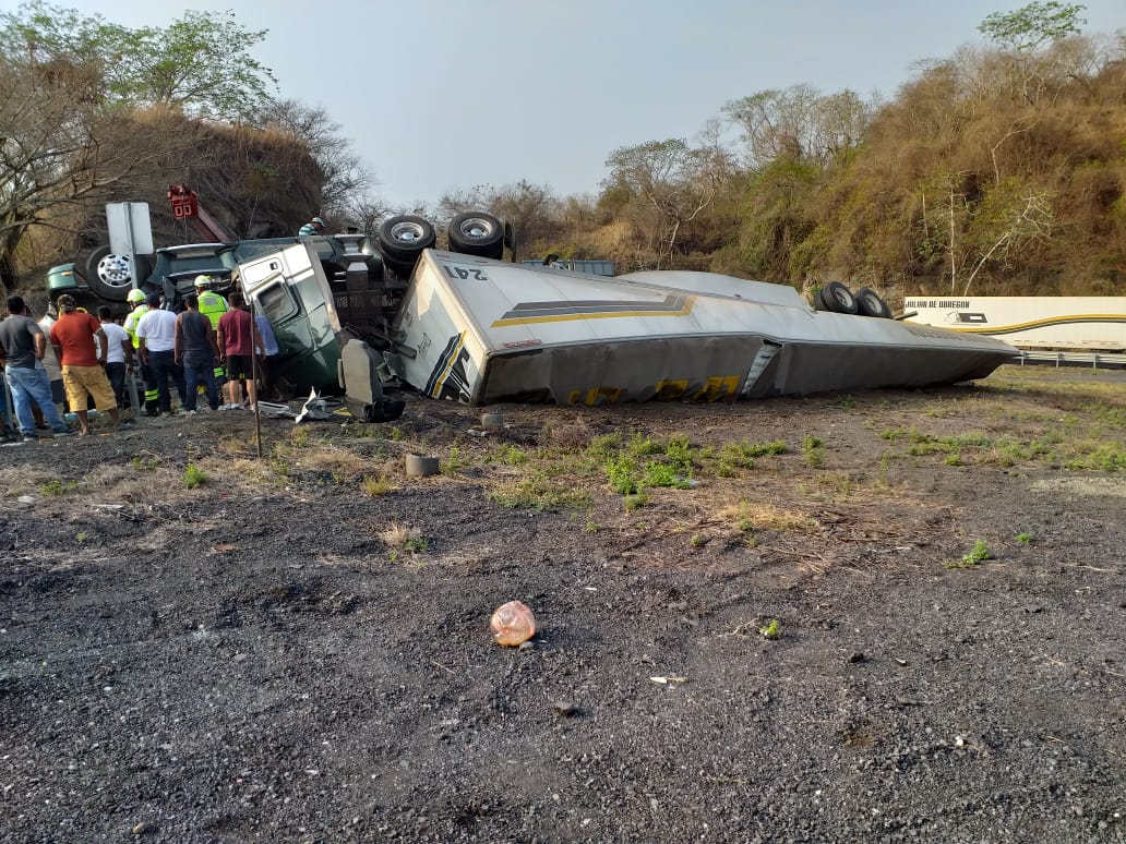 Vuelca tráiler en el libramiento de  la autopista La Tinaja-Paso del Toro