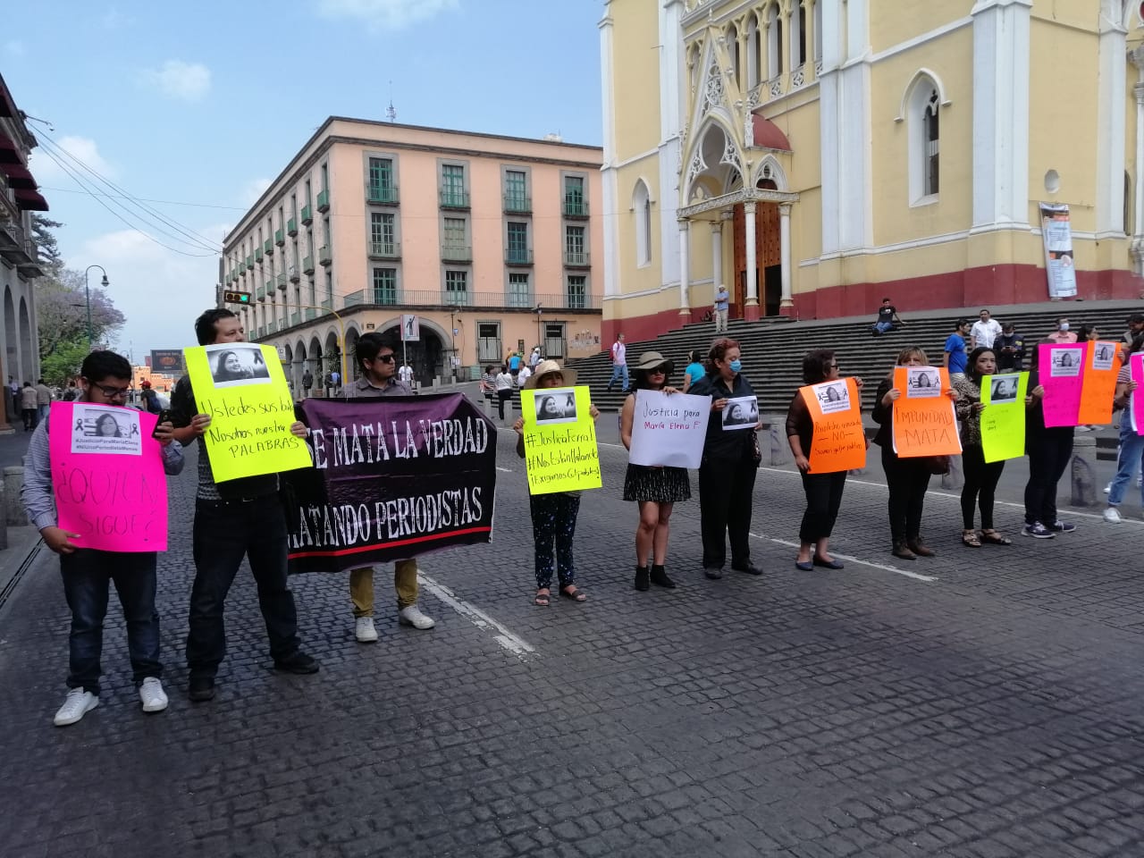 Reporteros de Xalapa exigen justicia y apoyo para la familia de María Elena Ferral