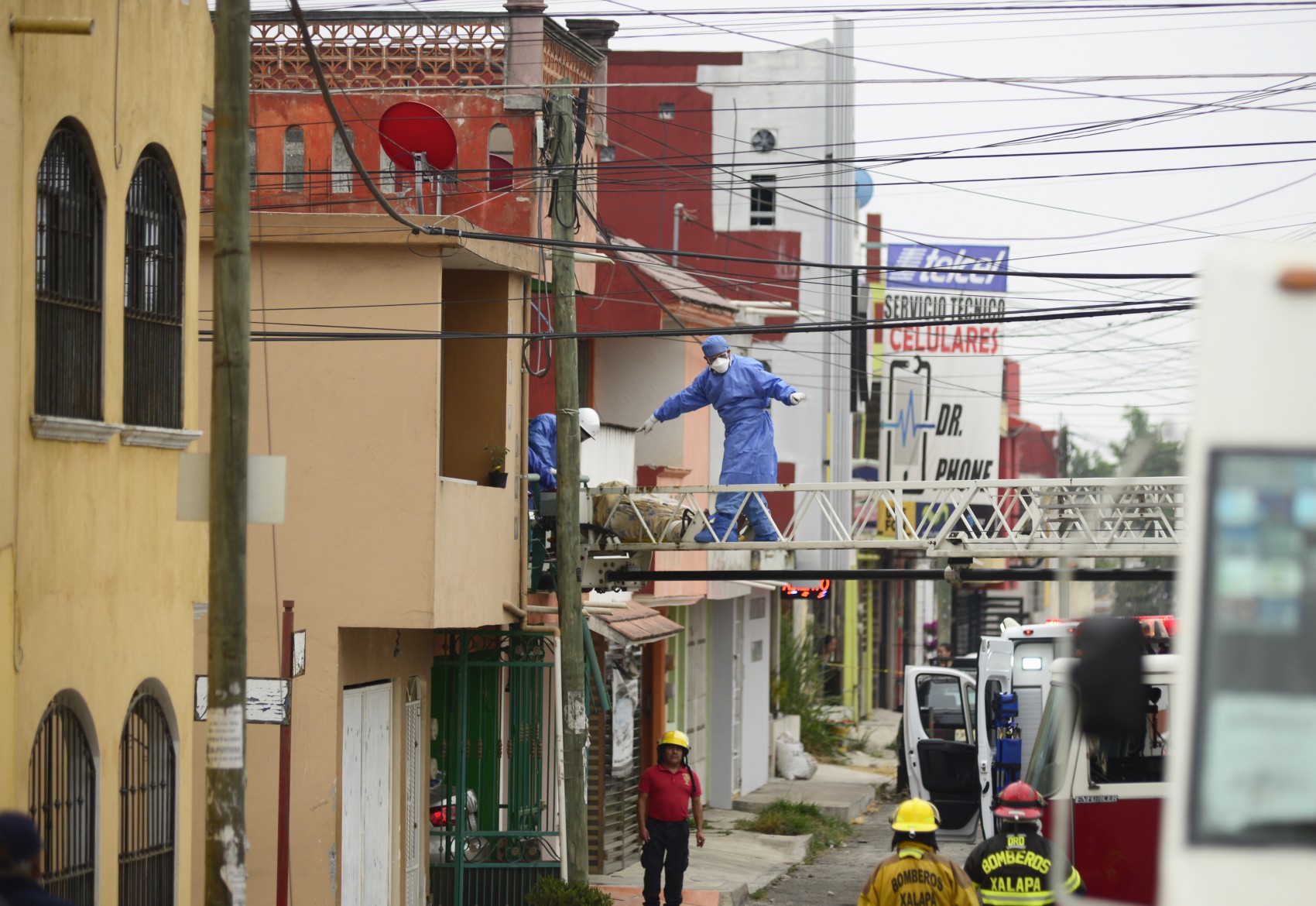 Trasladan a paciente con síntomas de covid-19  de su casa a un hospital de Xalapa