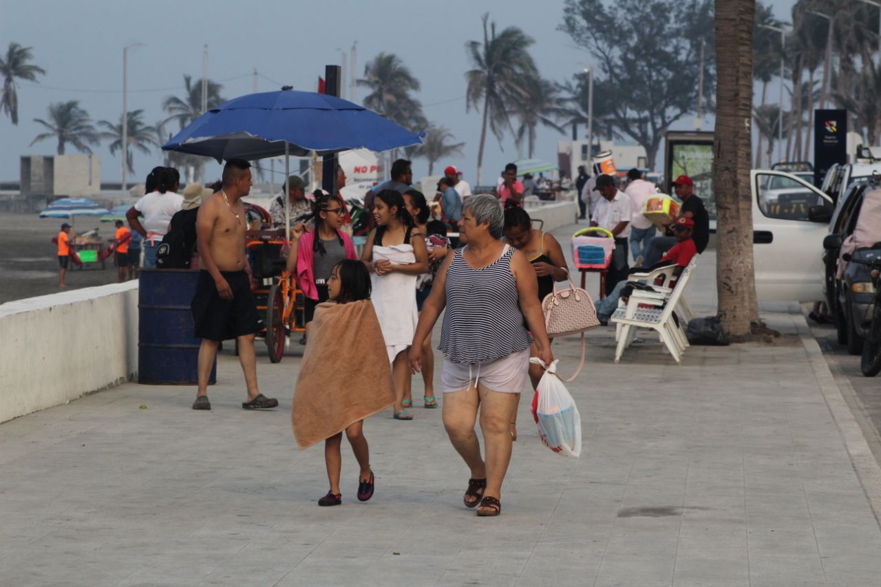 Inicia el cierre de playas de Veracruz; se inconforman vendedores con la disposición