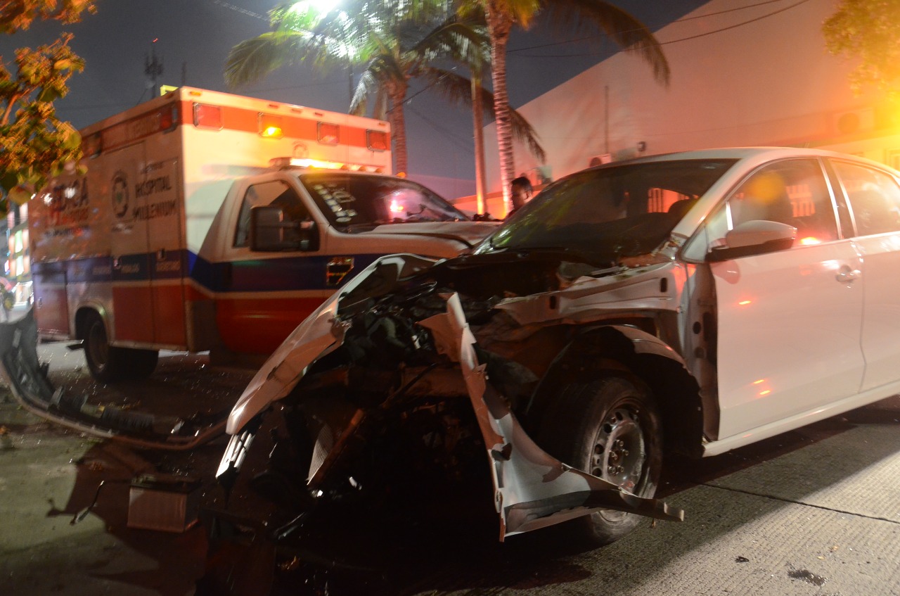 Chocan ambulancia y auto  particular en Veracruz, dos heridos