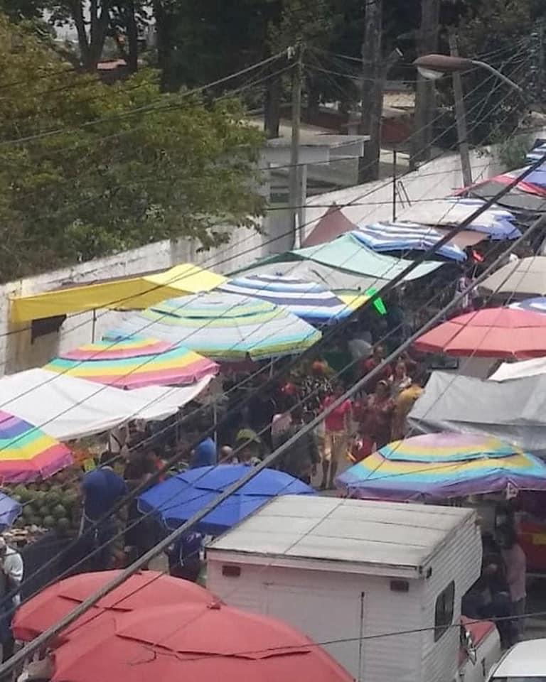 Pese a contingencia, familias se  aglomeran en el tianguis de la calle Toluca