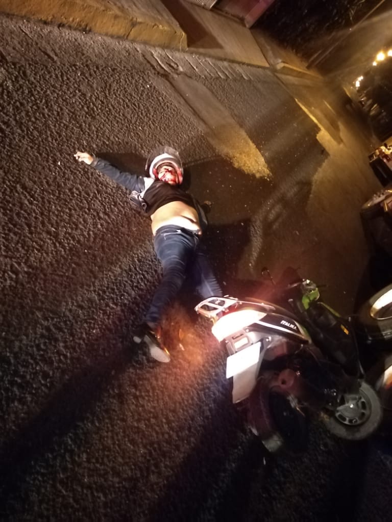 Mujer motociclista muere al impactarse contra camión estacionado en Orizaba