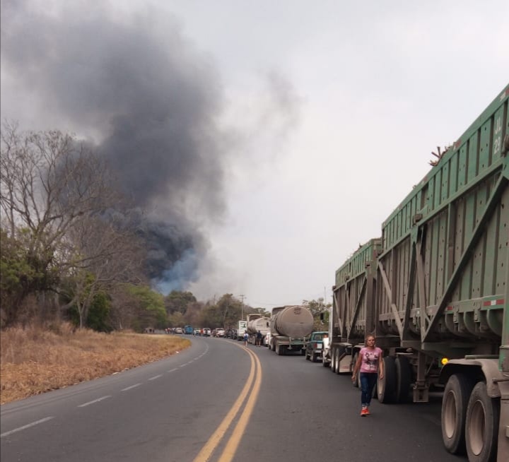 Un muerto deja choque entre motocicleta y tráiler en la carretera federal Córdoba-Veracruz