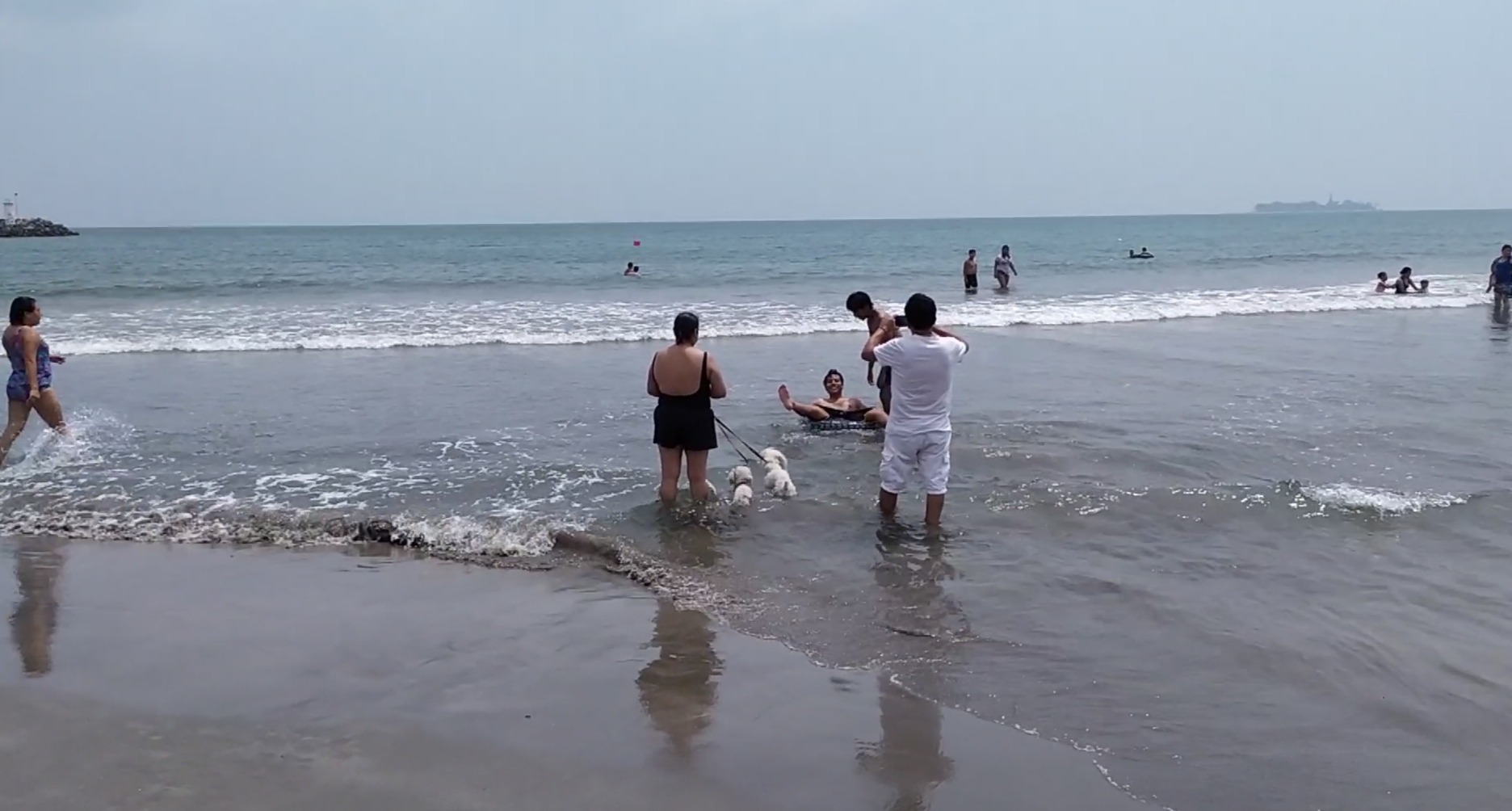 Decenas de turistas acuden a Villa del Mar pese al cierre de playas