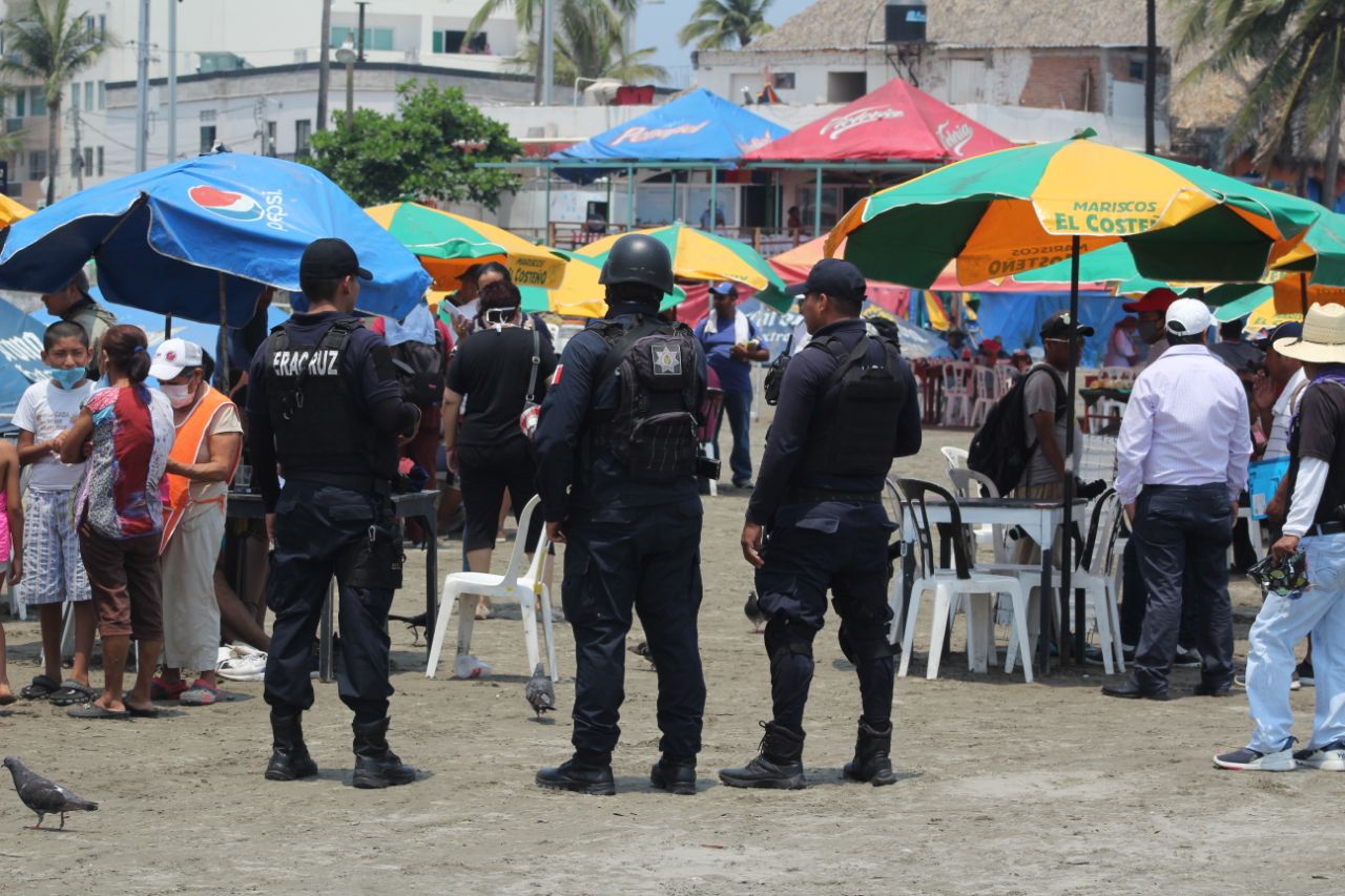 Condicionan vendedores su retiro de la playa de Villa del Mar al delegado de Profeco