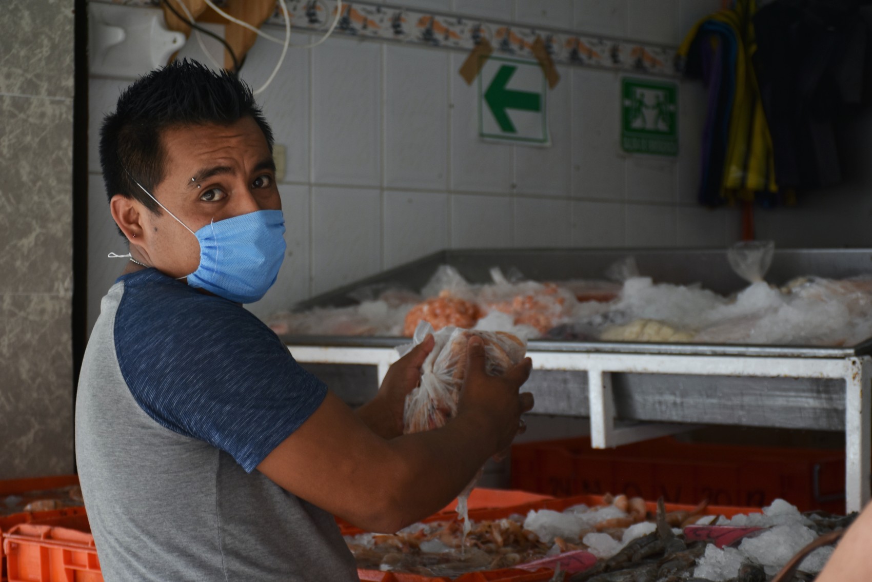 Aplican en negocios de mariscos medidas de prevención contra el Covid-19