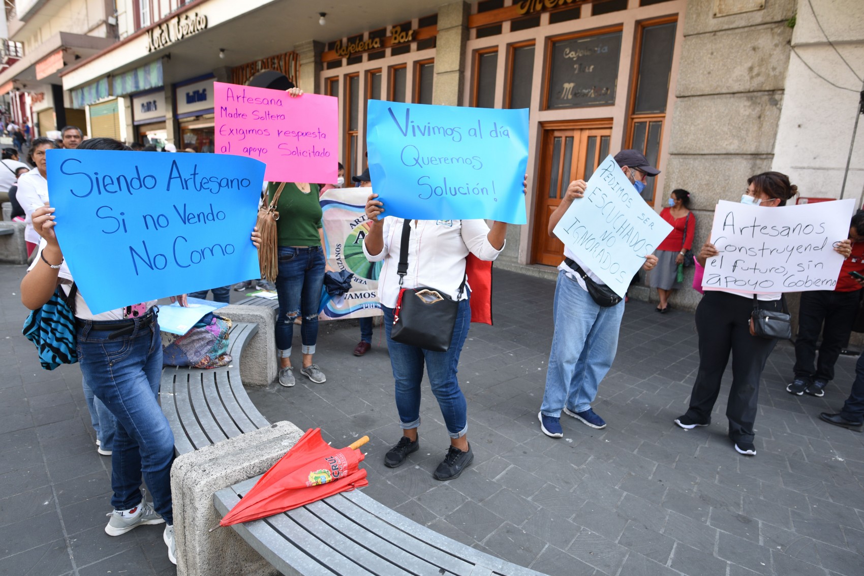 Tianguistas, meseros y artesanos piden apoyos o trabajo para sobrevivir