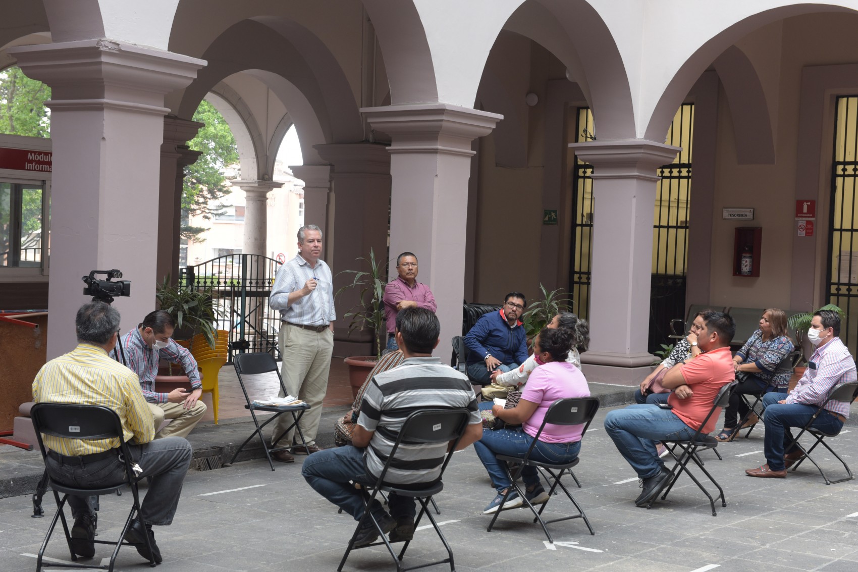 En tianguis, sólo alimentos y productos de primera necesidad