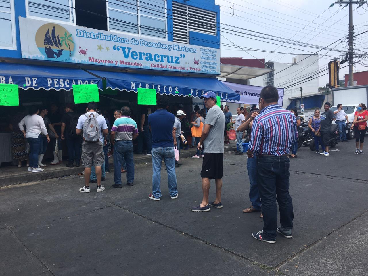 Policía municipal acordona pescaderías en La Rotonda como seguridad ante Covid-19