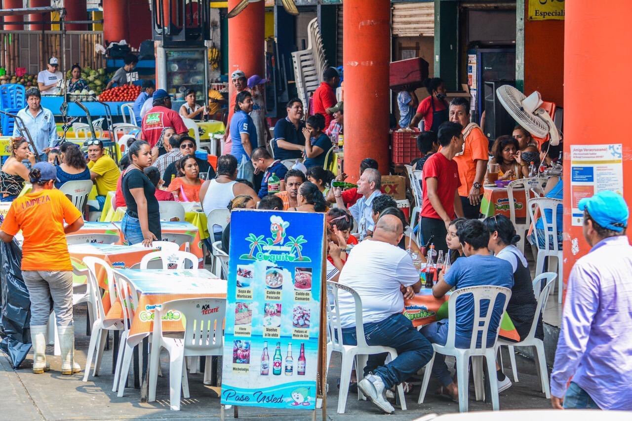 Critican falta de controles para evitar aglomeración en mercados de Veracruz