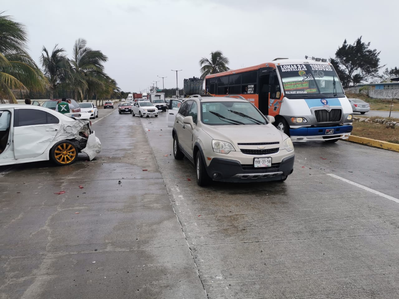 Carambola de 7 vehículos deja un lesionado en Veracruz puerto