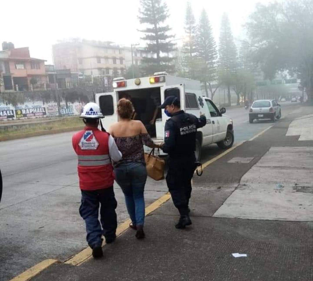 Joven mujer amenaza con lanzarse  desde puente peatonal en Xalapa