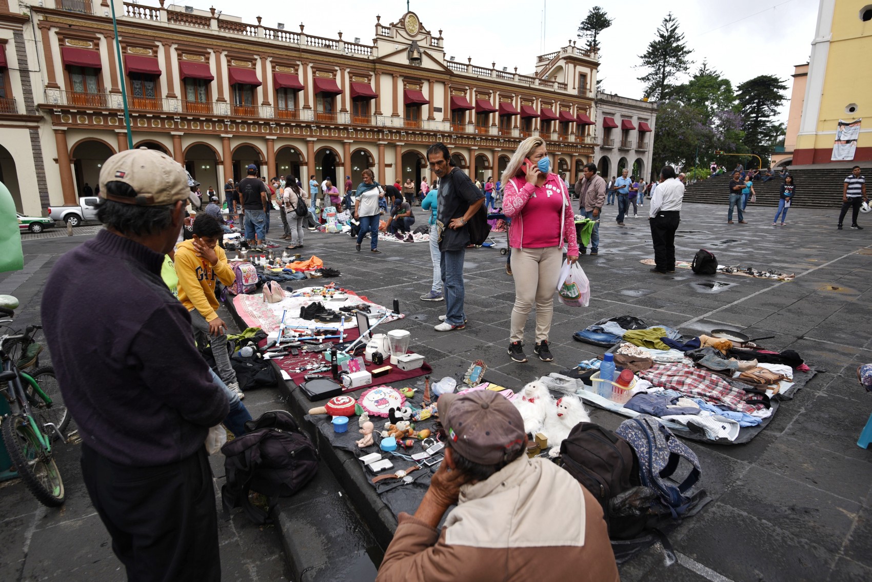 Tianguistas se instalan en Plaza Lerdo, o nos morimos de Covid-19 o de hambre, dicen