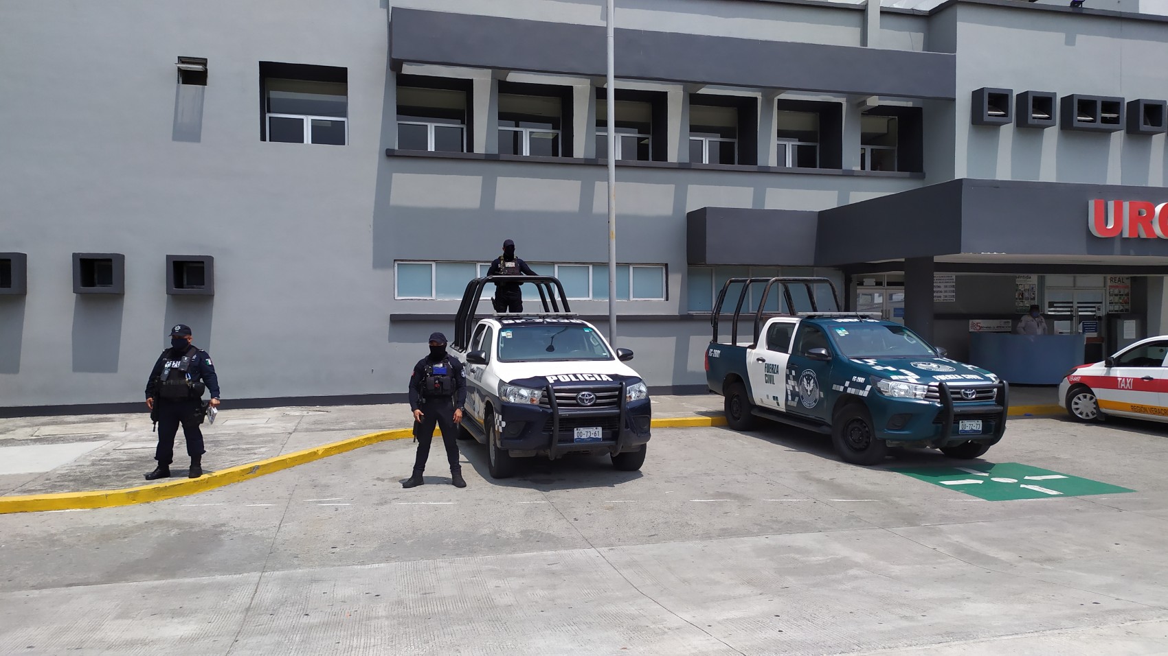 Refuerzan presencia policiaca en hospitales y tiendas por pandemia del COVID-19