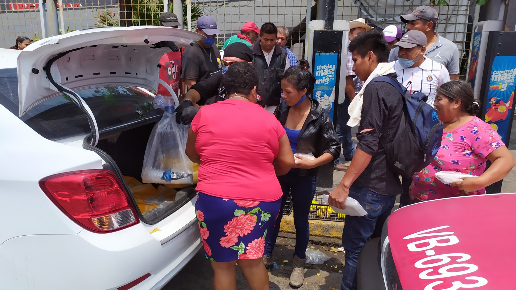 Chef regala comida a familiares de pacientes en hospitales de la zona conurbada