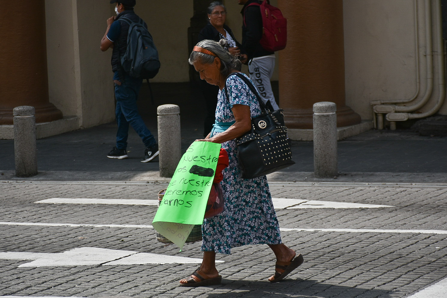 Al grito de tenemos hambre, tianguistas bloquean Enríquez