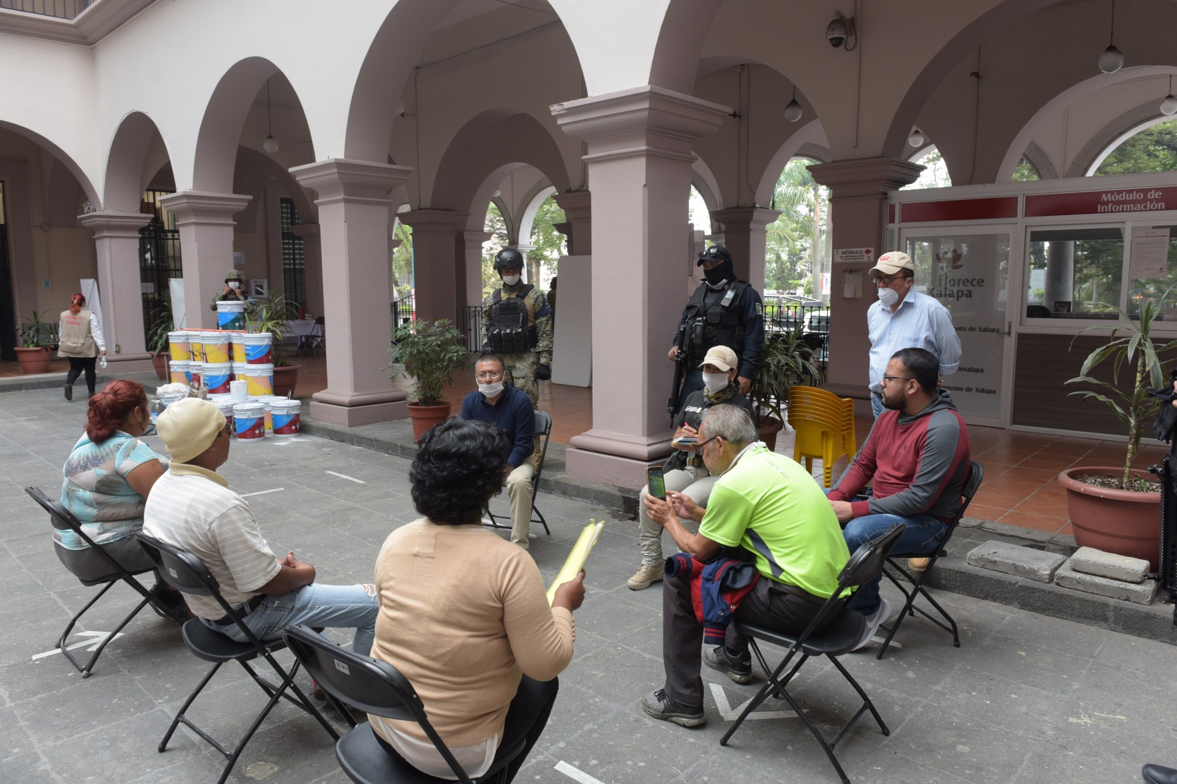 Funcionariado municipal atiende a comerciantes