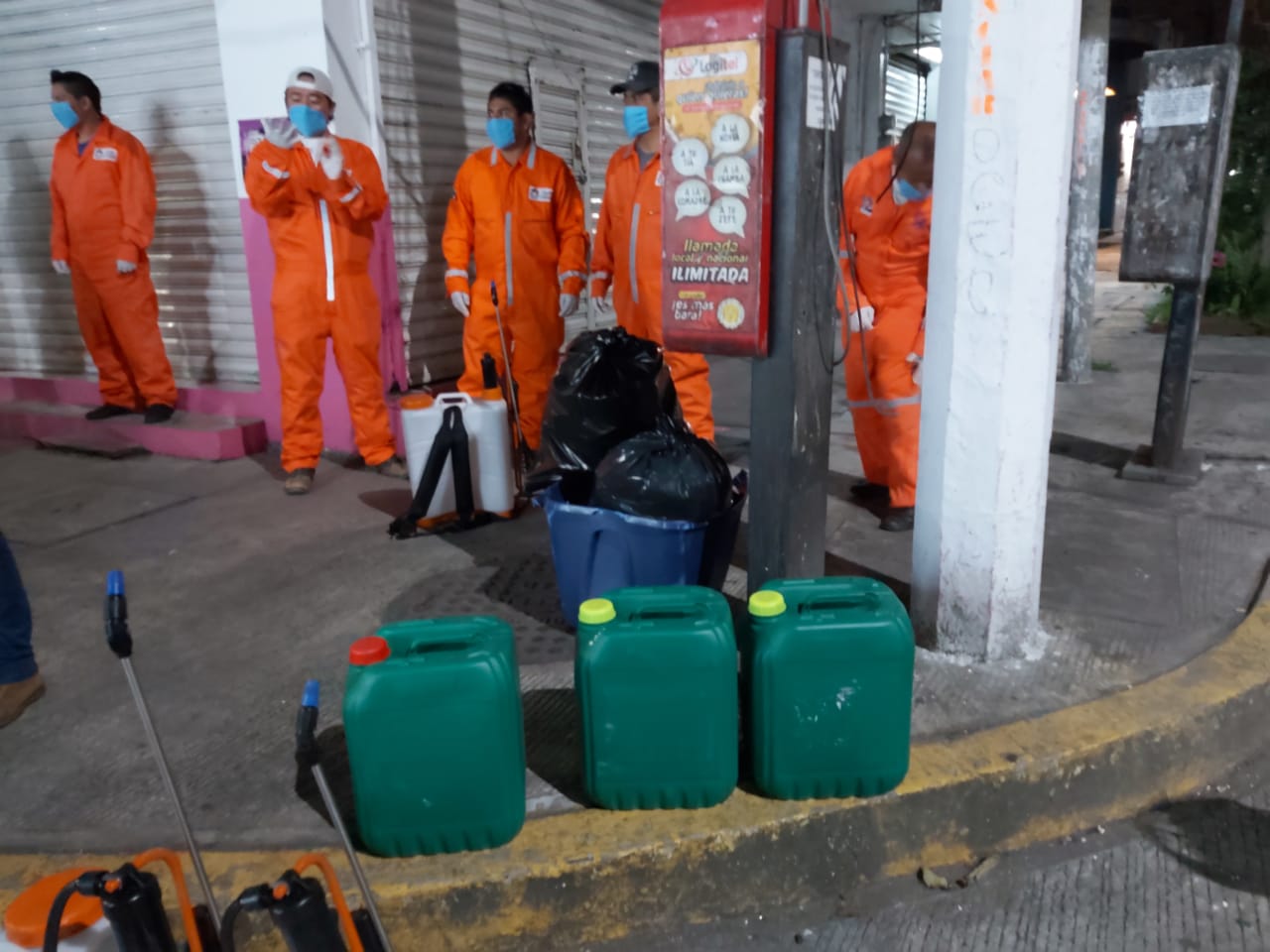 Sanitizan calles donde  se instalan tianguis en Xalapa